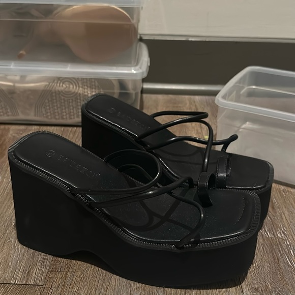Black platform heels - Picture 1 of 3